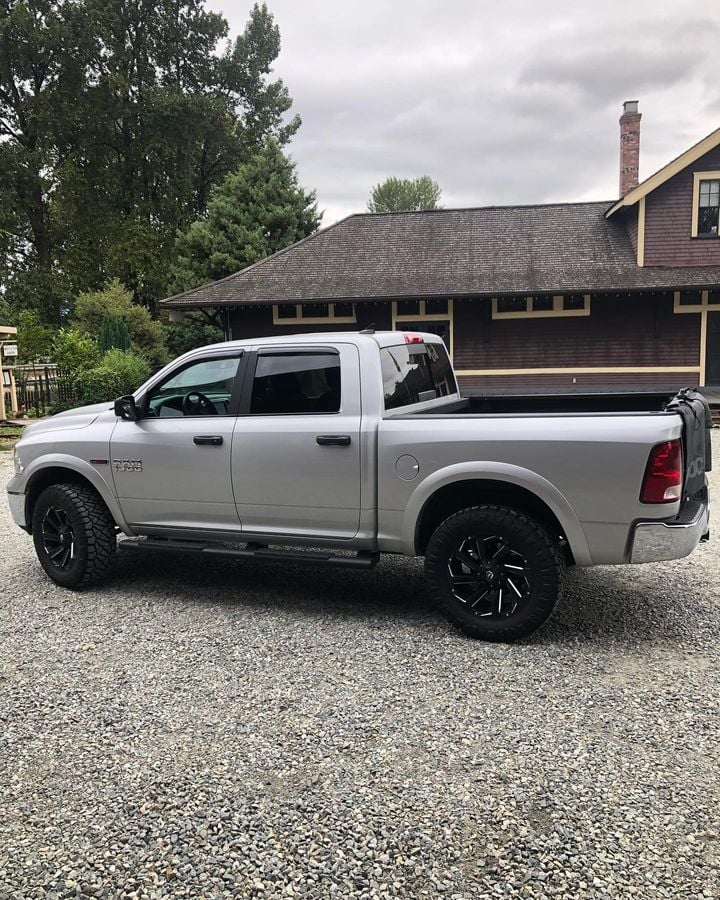 Dodge Ram 1500 4x4 y Ram 1500 Classic 4x4 2009-2023: kit de elevación delantera de 0,5" y trasera de 1,25" n.º 604018