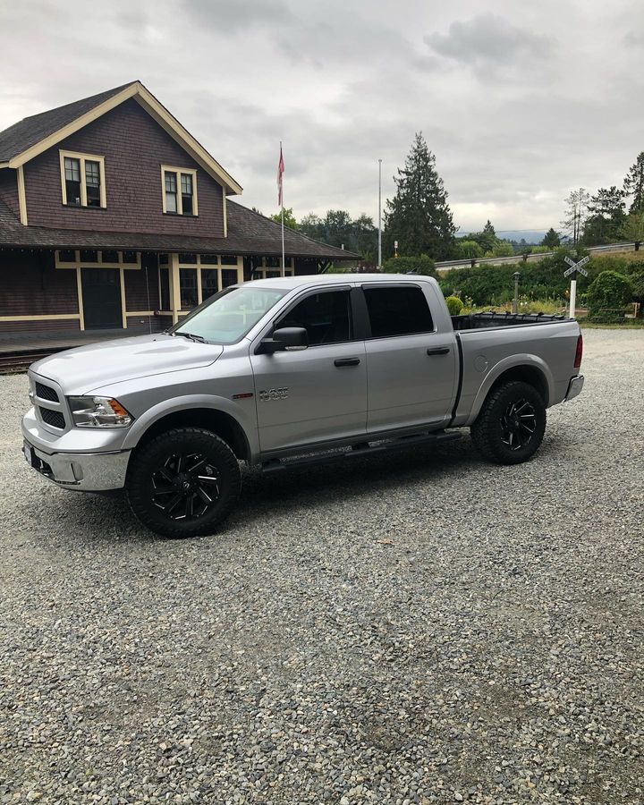 Dodge Ram 1500 4x4 y Ram 1500 Classic 4x4 2009-2023: kit de elevación delantera de 0,5" y trasera de 1,25" n.º 604018