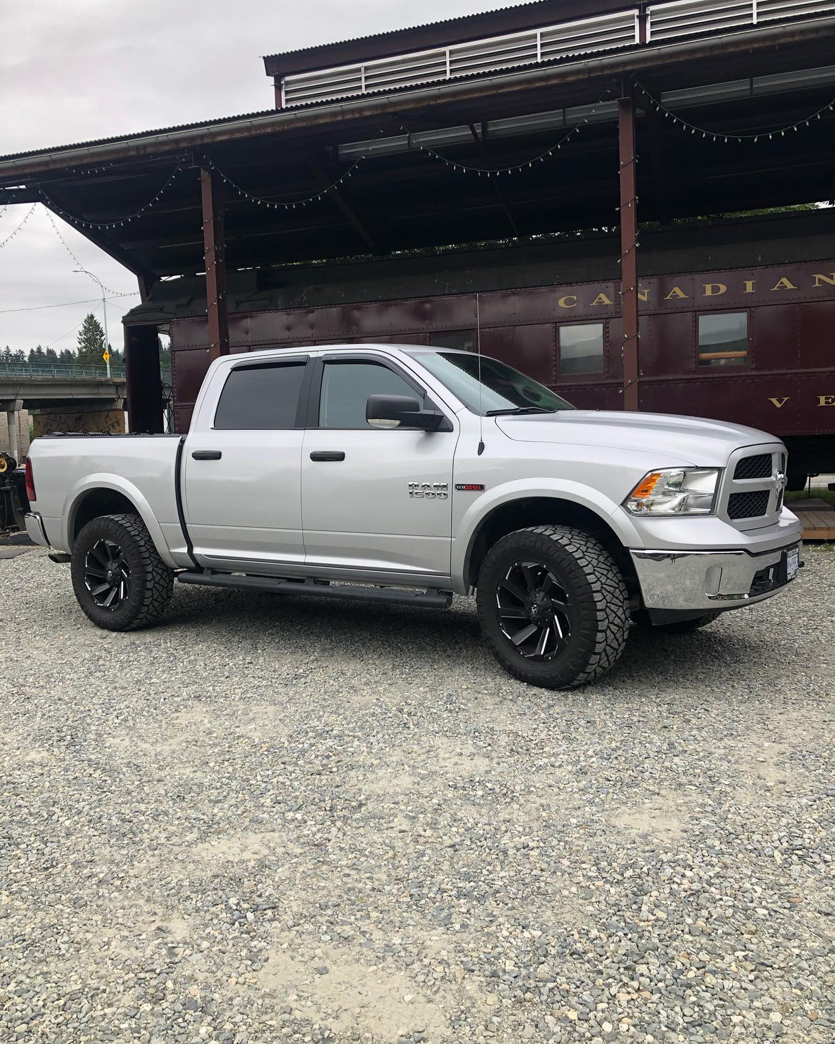 Dodge Ram 1500 4x4 y Ram 1500 Classic 4x4 2009-2023: kit de elevación delantera de 0,5" y trasera de 1,25" n.º 604018